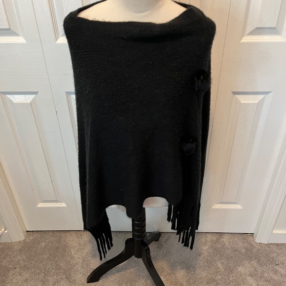 Women’s 100% Acrylic poncho - Picture 11 of 11